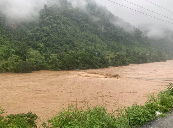 त्रिशूली नदीको खतरनाक रुप, पुलमाथि पानी बग्यो