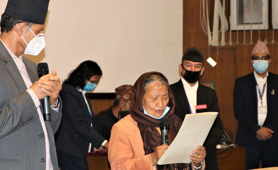 कांग्रेस सांसद ज्वारचनले लिइन् शपथ