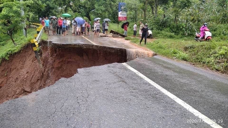 तनहुँको घाँसीकुवामा सडक पुरै भासियो, यातायात अवरुद्ध