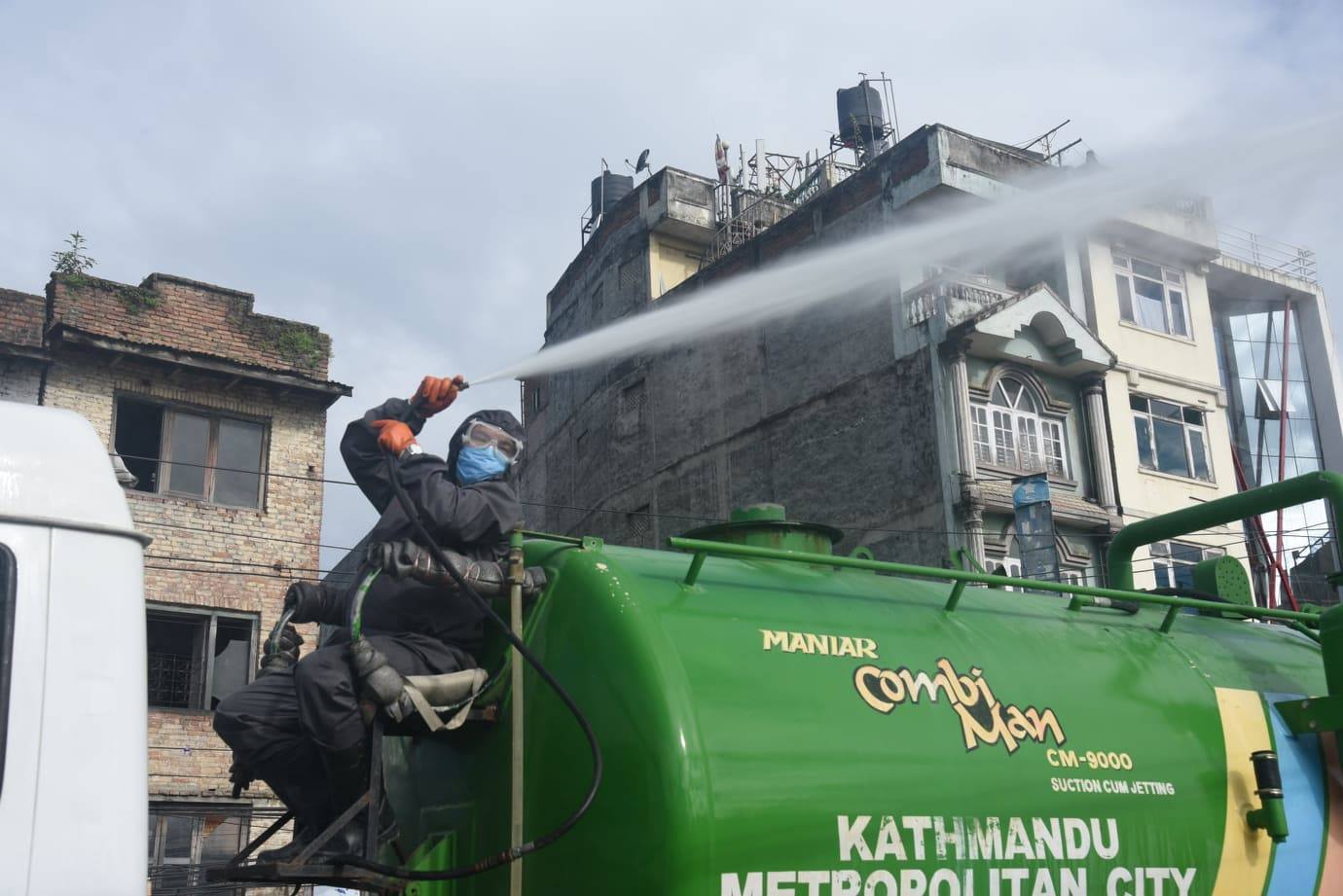 संक्रमण देखिएका र जोखिमयुक्त ठाउँमा निसंक्रमण गर्दै काठमाडौँ महानगर
