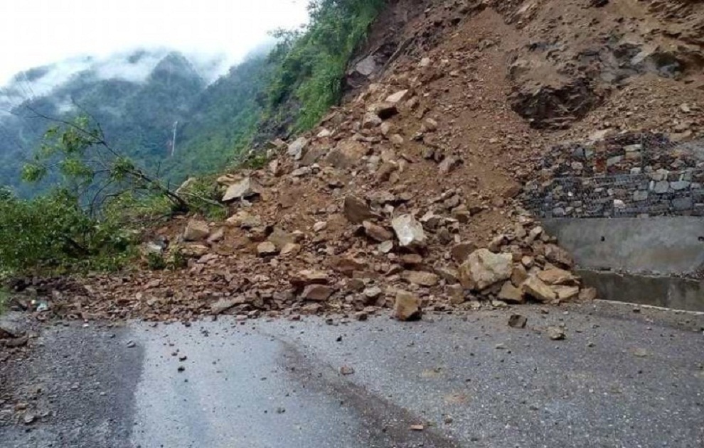 वर्षाका कारण मेलम्ची र हेलम्बुको सडकमा क्षति