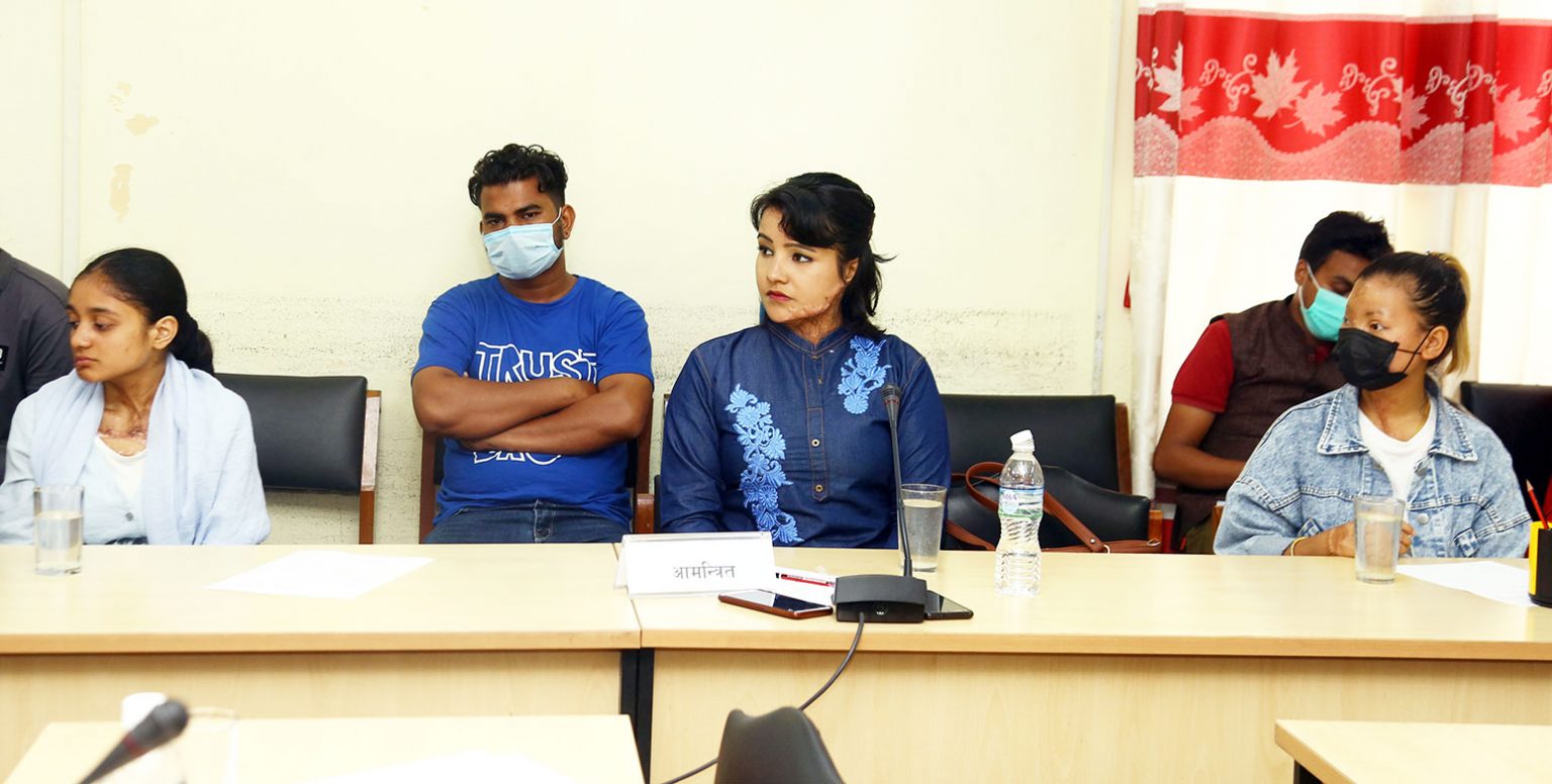 एसिड पीडित तीन युवती र एक पुरुषले पाए रोजगारी