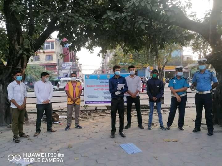 झापाको दमकमा दुर्घटना न्यूनीकरणका लागि सडक कुकुरहरुलाइ टल्किने पट्टि बाध्ने कार्य सुरु