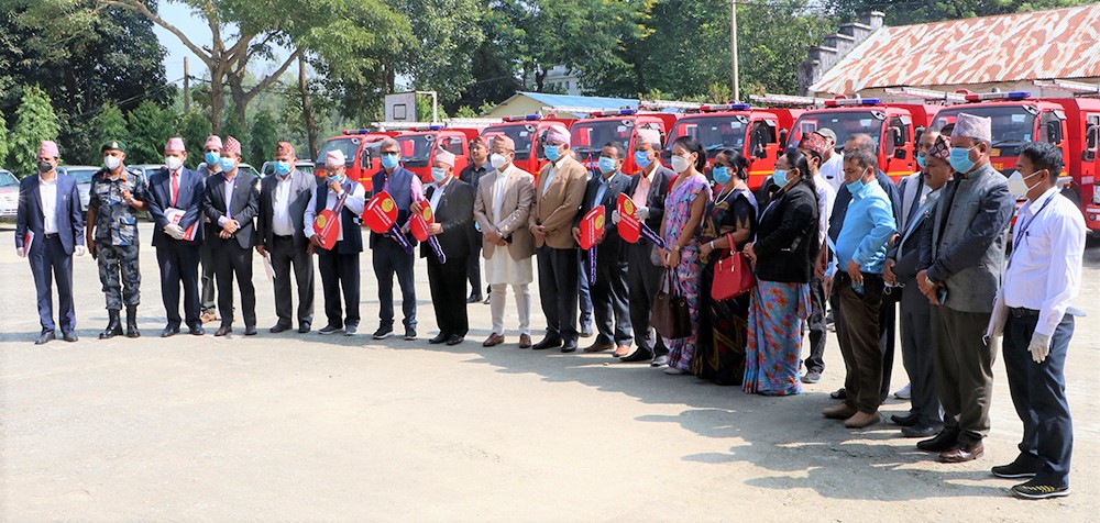 प्रदेश १ का ११ पालिकालाई दमकल र प्रहरी भ्यान हस्तान्तरण