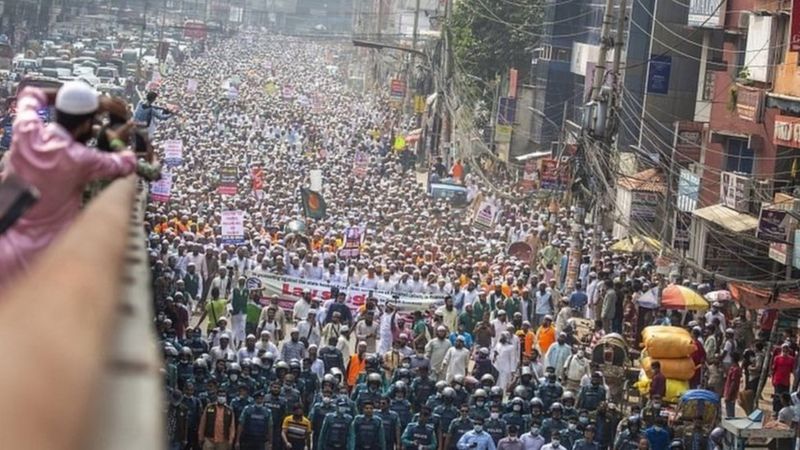 फ्रान्सेली सामान बहिष्कारको माग गर्दै बङ्गलादेशमा दशौँ हजारको प्रदर्शन