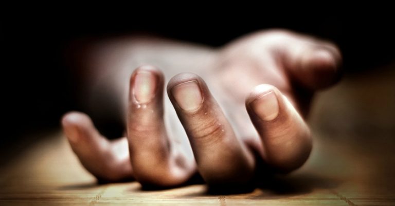गुडिरहेको बसबाट खसेर एक जनाको मृत्यु