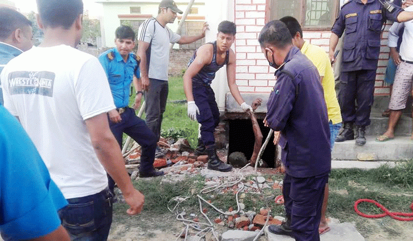 सेफ्टी ट्याङकी सफा गर्ने क्रममा खसेर २ जनाको मृत्यु