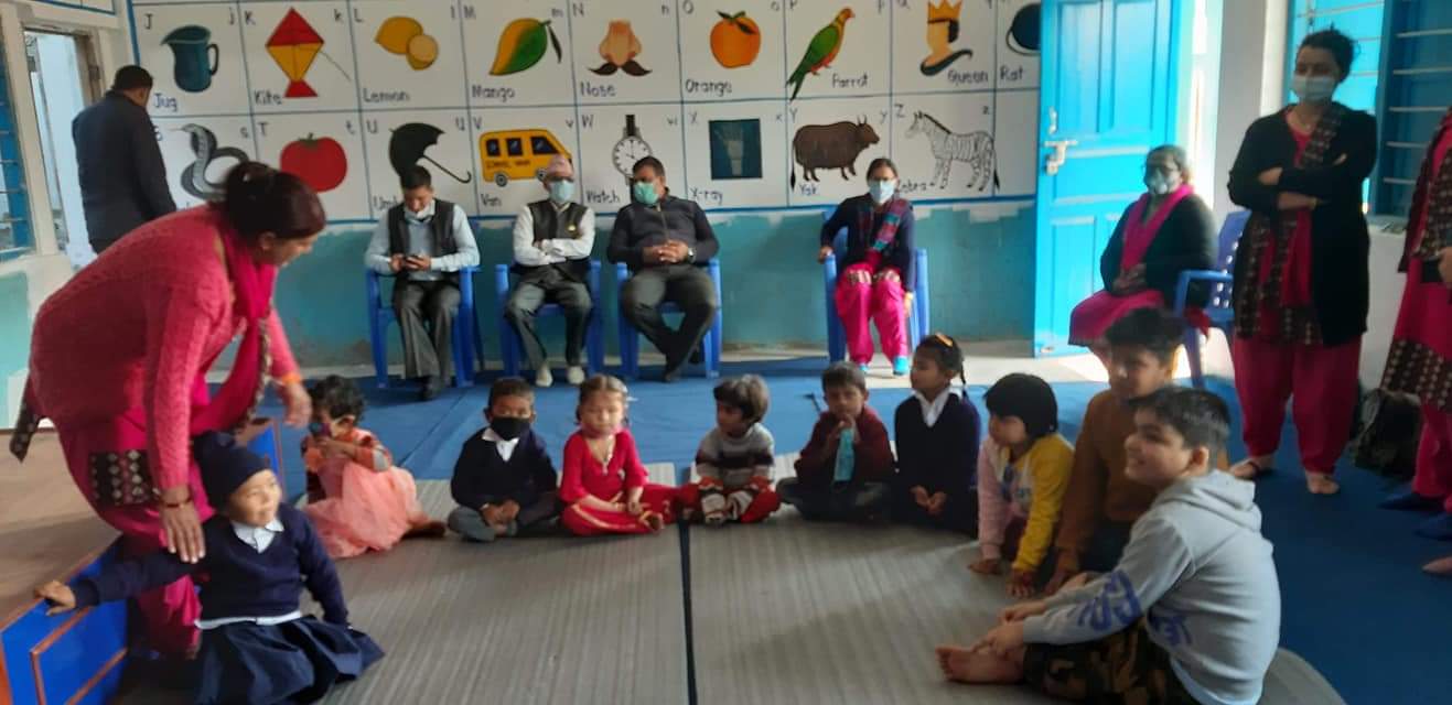 जन्म दिनको अवसरमा शैक्षिक सामग्री वितरण