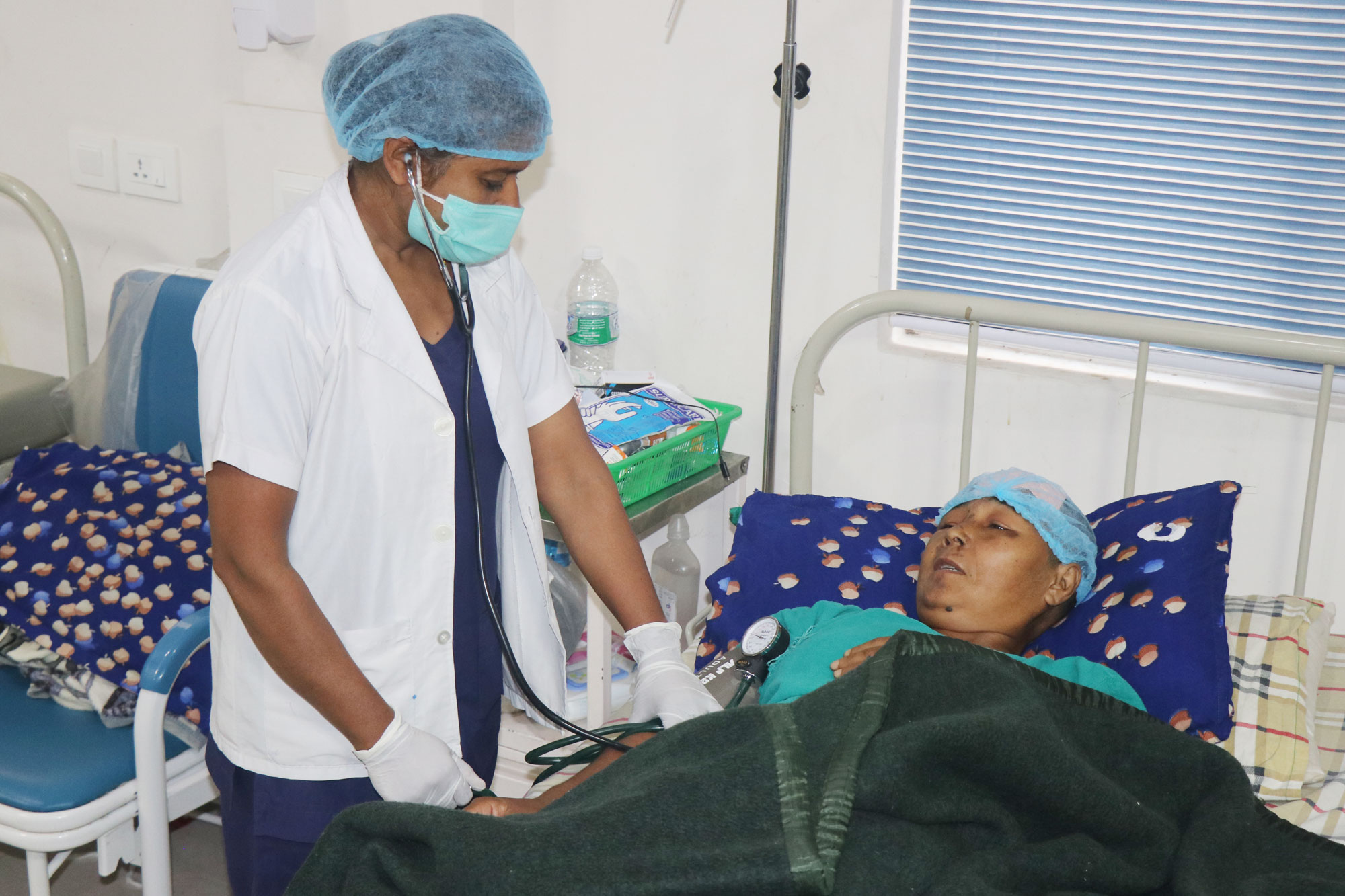 आर्थिक समस्यामा परेकी महिलाको नोबेलद्वारा निःशुल्क उपचार