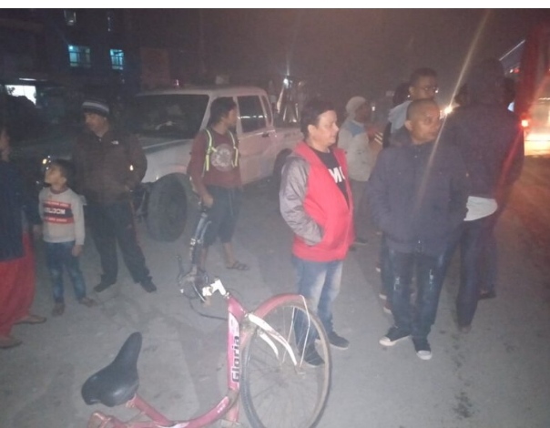 दमकमा ट्रकको ठक्करबाट एक साइकलयात्री गम्भीर