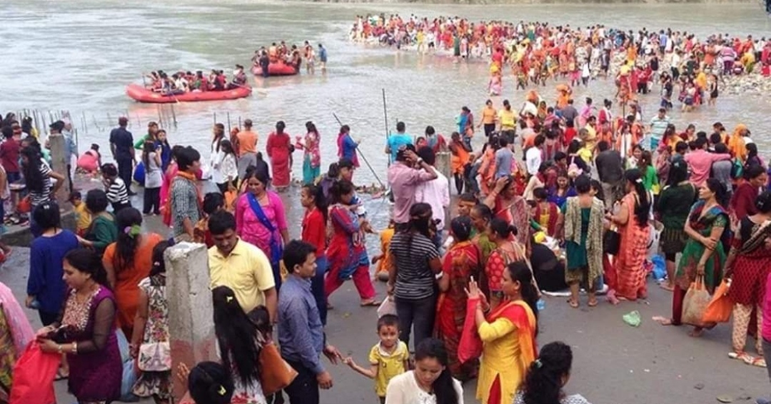 देवघाटमा स्नान गर्न आउने भक्तजन घटे