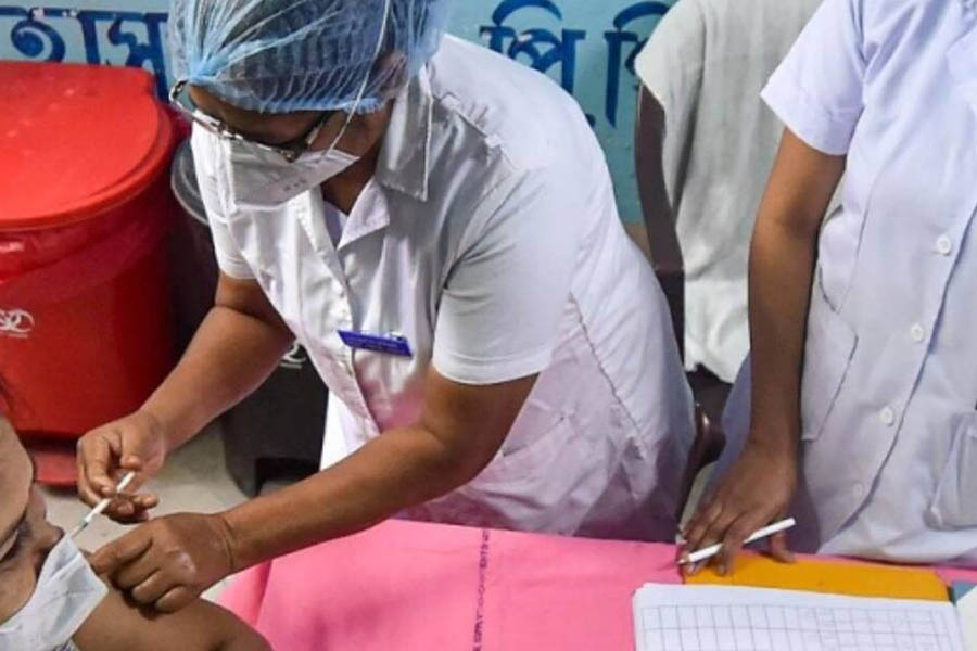 पहिलो चरणको अभियानमा लक्ष्य भन्दा आधाले मात्रै लगाए कोरोना खोप