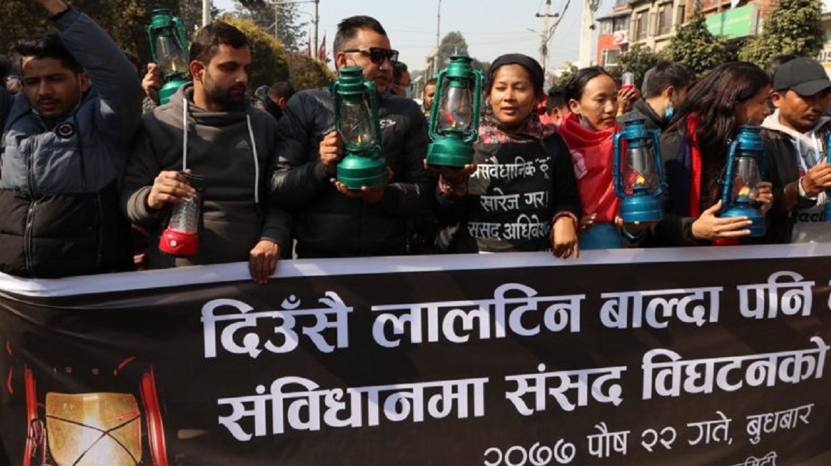 ‘संसद विघटनको धारा खोइ ? दिउँसै लाल्टिन बालौँ है’