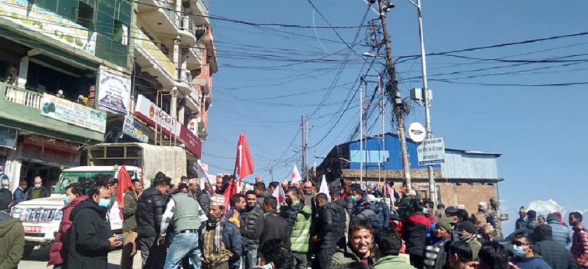 गृहमन्त्री थापालाई कालो बेलुन देखाएर विरोध