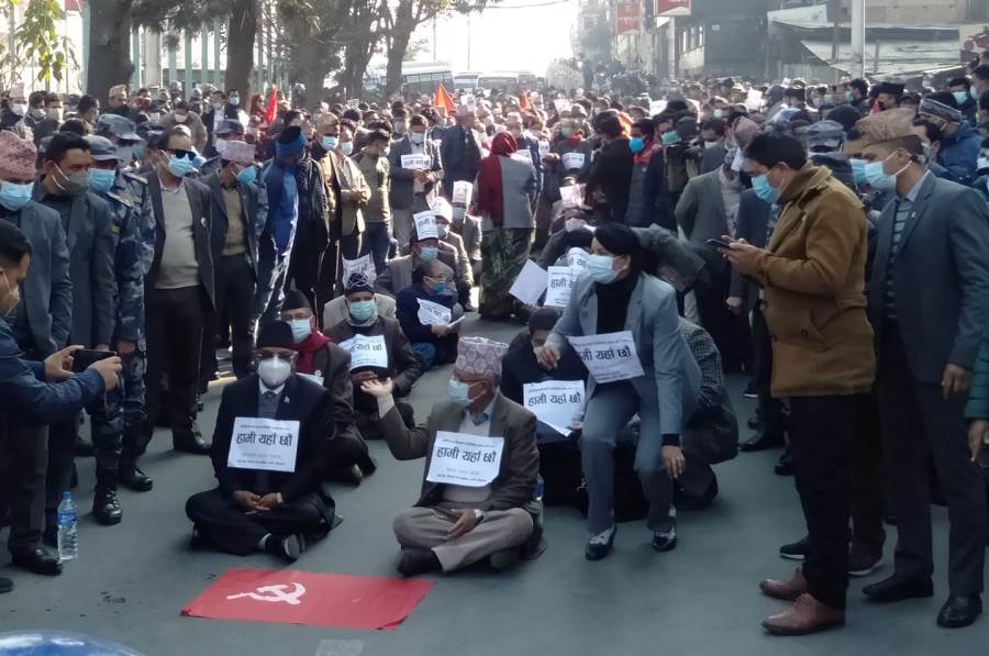 आज पनि दाहाल-नेपालसहितका नेताहरू माइतीघरमा धर्नामा