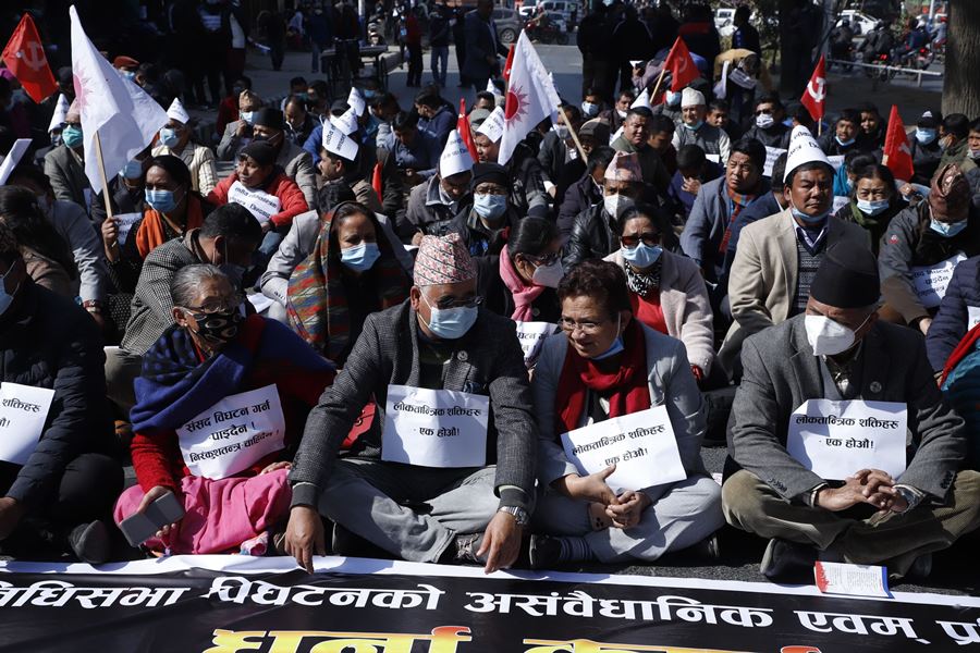 माइतीघरमा विघटित प्रतिनिधि सभाका सांसदहरुको धर्ना
