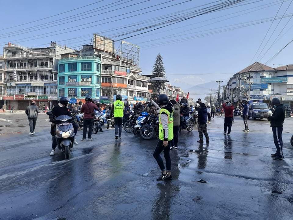 पोखरामा बन्दको विरोध गर्दै ओली पक्षका युवाद्वारा सडकमा प्रतिकार