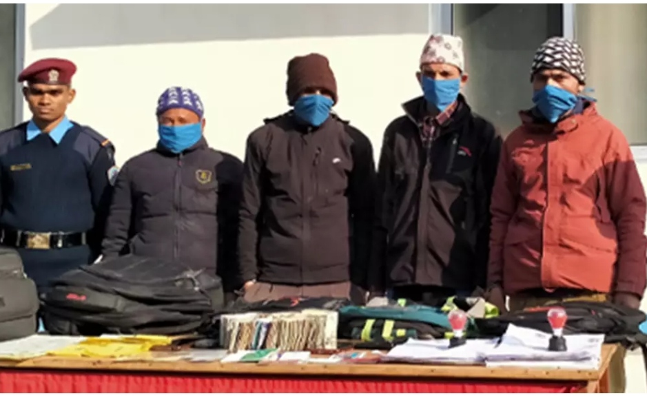 सोलार र आधुनिक चुल्हो दिन्छु भनेर रकम असुल्ने ४ जना पक्राउ
