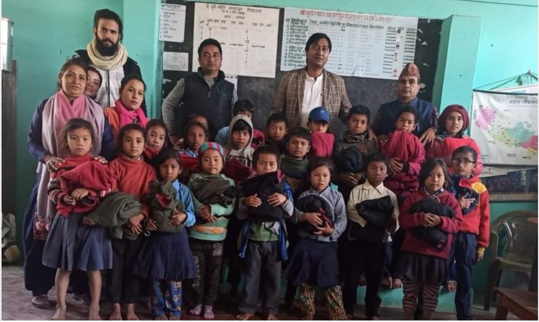 जाडोमा हिमानी ट्रस्टले बालबालिका तथा वृद्ध वृद्घालाई गर्यो न्यानो कपडा वितरण