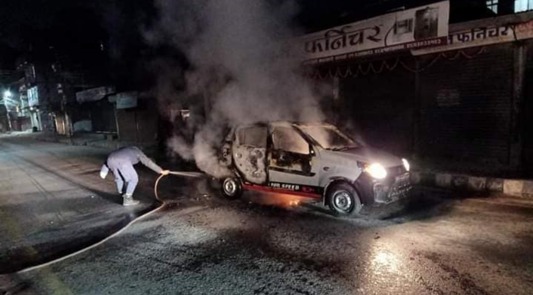 काठमाडौंमा रोकिराखेको ट्याक्सीमा आगजनी