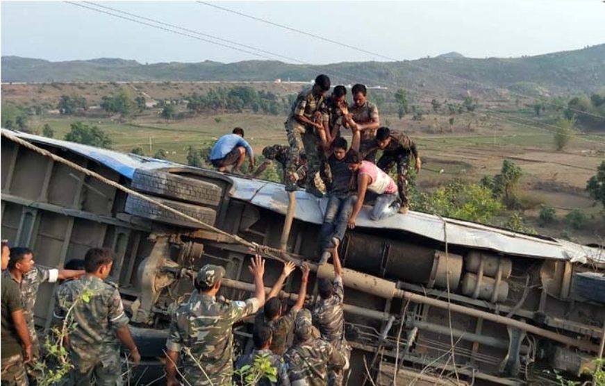 नेपाली सेनाको बस दुर्घटना हुदा १० जना सैनिक घाइते