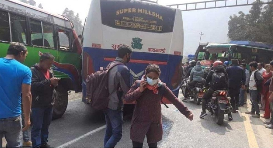 धादिङमा तीन वटा बस ठक्कर खाँदा १३ घाइते