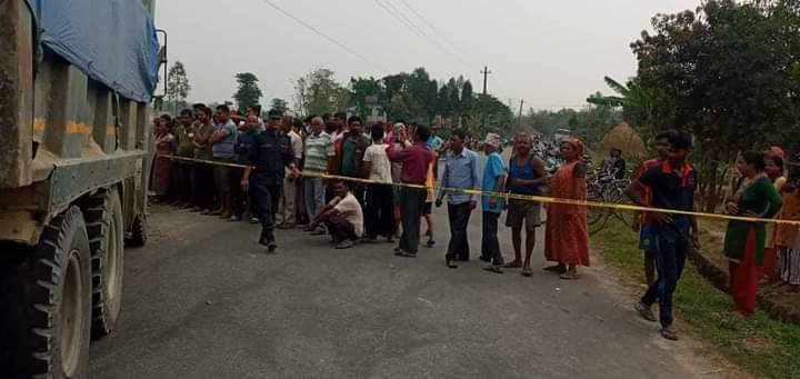 टिपरको ठक्करबाट एकजनाको मृत्यु भएपछि कमल गाउँपालिकामा झडप