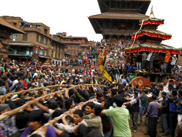 बिस्केट जात्रा मनाउन रोक लगाएपछि स्थानीयवासीद्वारा विरोध