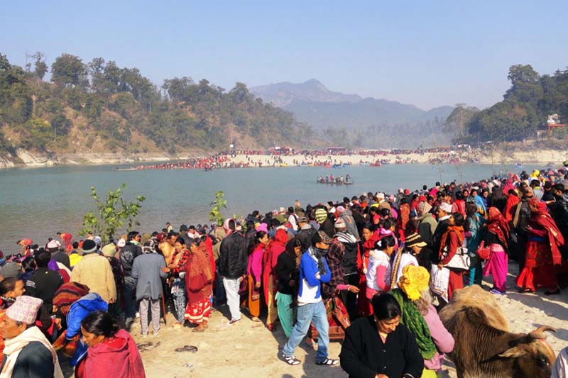 देवघाटमा स्नान गर्नेको भीड