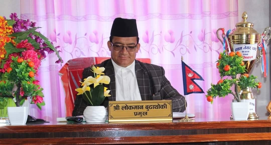 मेयर बुढाथोकीले ल्याए २० थान अक्सिजन सिलिण्डर