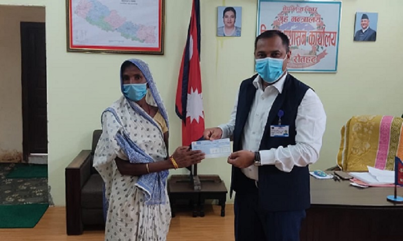पीडित परिवारलाई दुई लाख राहत रकम हस्तान्तरण
