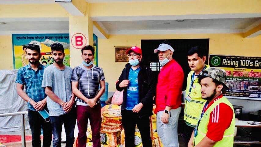 राहतसहित सिन्धुपाल्चोक पुगेका कलाकार कट्टेल भने ‘बाढीले क्षतविक्षत कारुणिक दृश्यले मन रोयो’