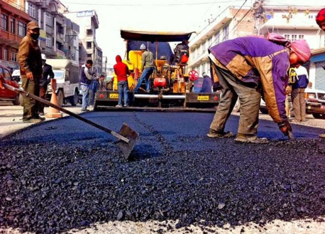 बजेट फ्रिज हुने भएपछि हिलो र झरीमै भए पनि कालोपत्रे