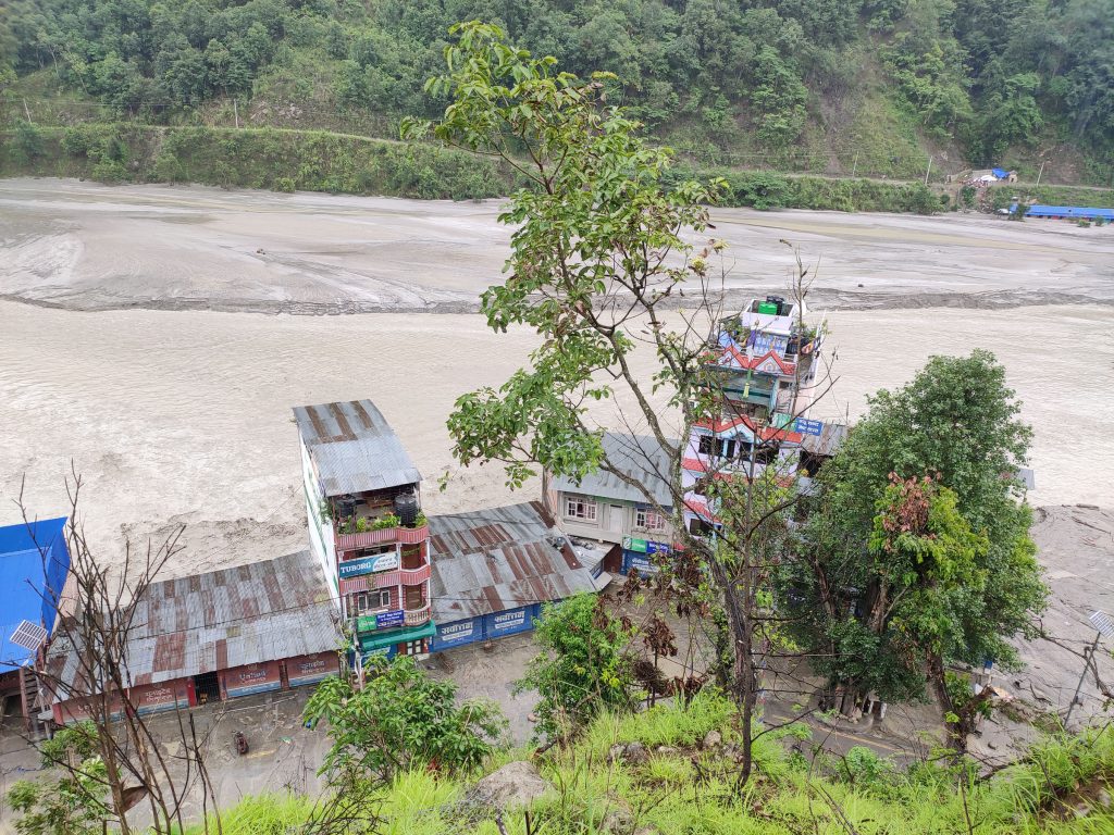 डुवानमा परेका परिवारको बिचल्ली, छाक टार्न धाधौं