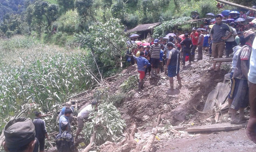 बर्खा लाग्यो, बनेनन् पहिराले विस्थापितका घर