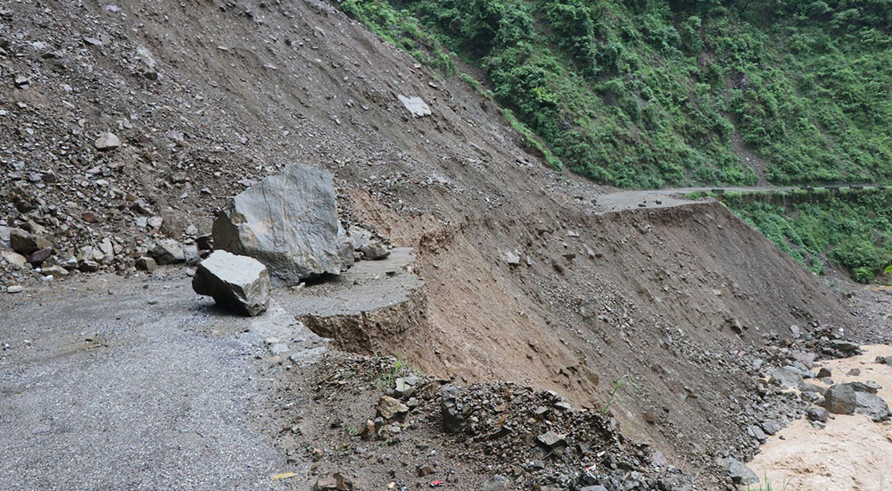 पहिरोले सिद्धार्थ राजमार्गको ५० मिटर पक्की सडक बगायो