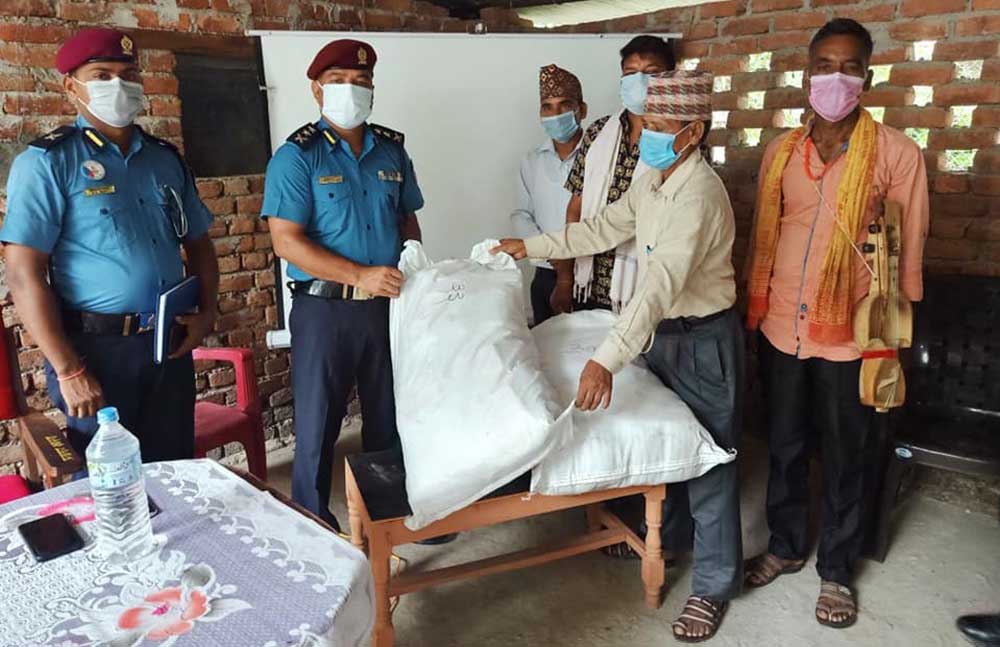 गन्धर्व परिवारलाई बर्दिया प्रहरीको सहयोग