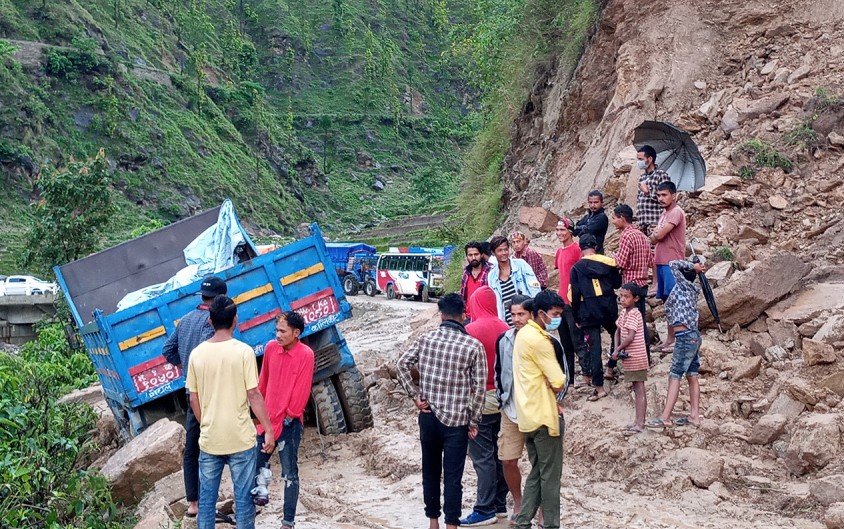 ठाउँठाउँमा पहिरो खस्दा कर्णाली राजमार्ग अवरुद्ध