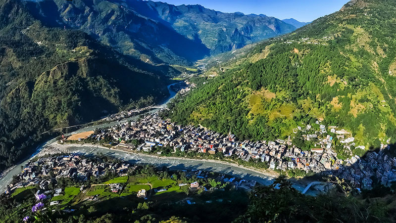 कालीगण्डकी नदीमा आएको बाढीले तटबन्ध बगाएपछि बेनी बजार उच्च जोखिममा