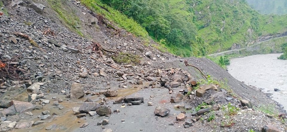 पहिरोको उच्च जोखिमसँगै सात घर विस्थापित
