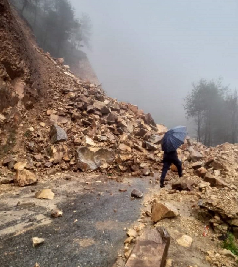 सिद्धार्थ राजमार्ग केही दिनदेखि लगातार परेको वर्षाका कारण ठप्प