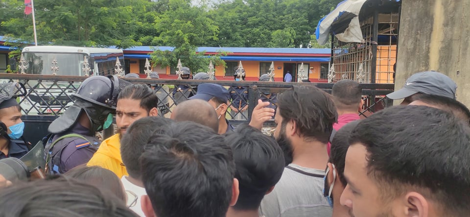मध्यपश्चिम विश्वविद्यालय परिसर तनावग्रस्त, विद्यार्थीले गरे अनिश्चितकालीन तालाबन्दी