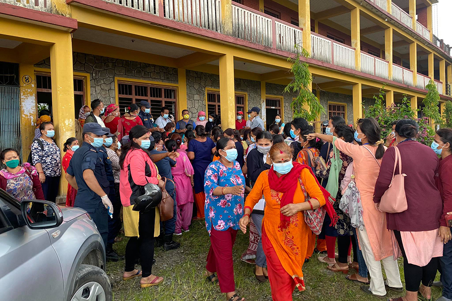 पालो मिचेर ठूलाले खोप लगाउँदा पोखरामा रोकियो खोप अभियान