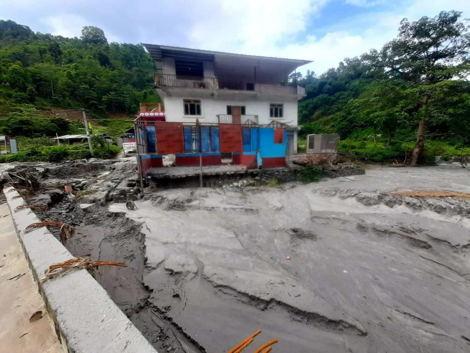 ‘खोलामा बहावको मात्रा बढिरहेको छ। अस्ति बचेको घर पनि लैजाने भो ज्यान जोगाउन मुस्किल छ’
