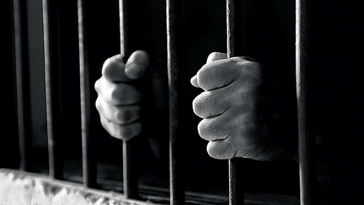हिरासतको ग्रिल काटेर अभियुक्त फरार