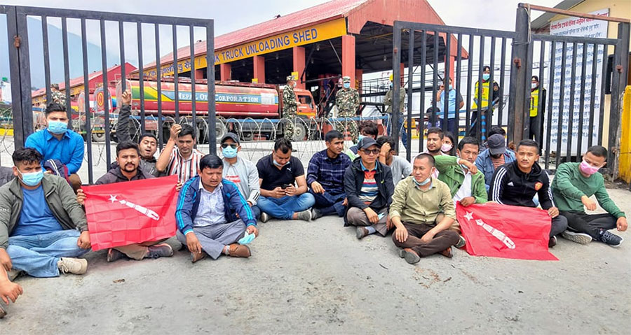 इन्धनको मूल्यवृद्धिविरुद्ध आयल निगमको थानकोट डिपोमा पाँच विद्यार्थी संगठनको धर्ना