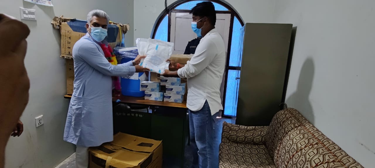मुस्लिम आयोगद्वारा स्वास्थ्य सामग्री हस्तान्तरण