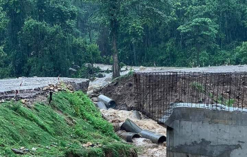 बाढीले डाइभर्सन बगाउँदा अवरुद्ध भएको राजमार्ग अझै सञ्चालनमा आउन सकेन