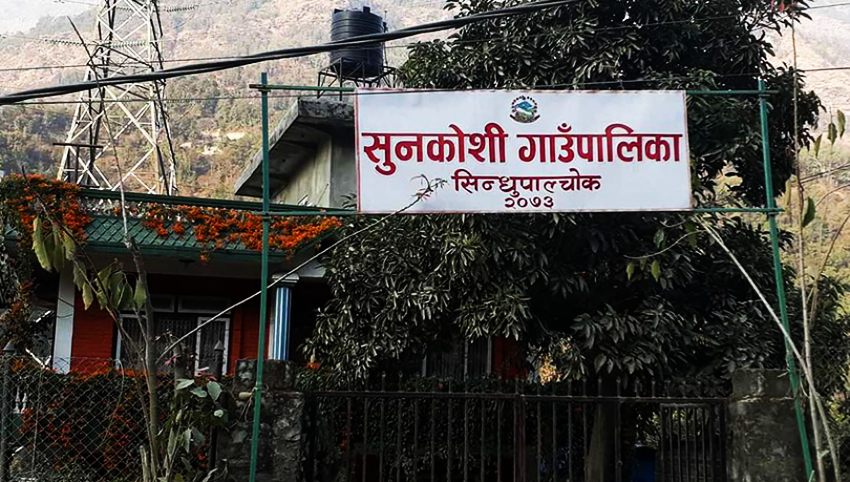 बाबु गुमाएकी बालिकाको पढाइको जिम्मा वडाध्यक्षले लिए