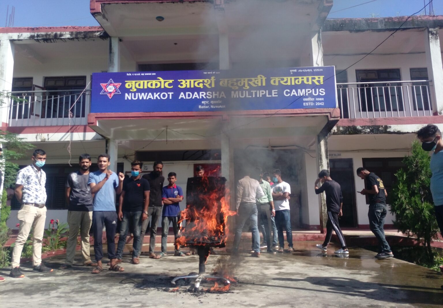 कक्षा संचालनको माग गर्दै नुवाकोट आर्दश बहुमुखी क्याम्पसका विद्यार्थीहरुले क्याम्पस प्रमुख भोला प्रसाद पाण्डेको कुर्सी जलाए